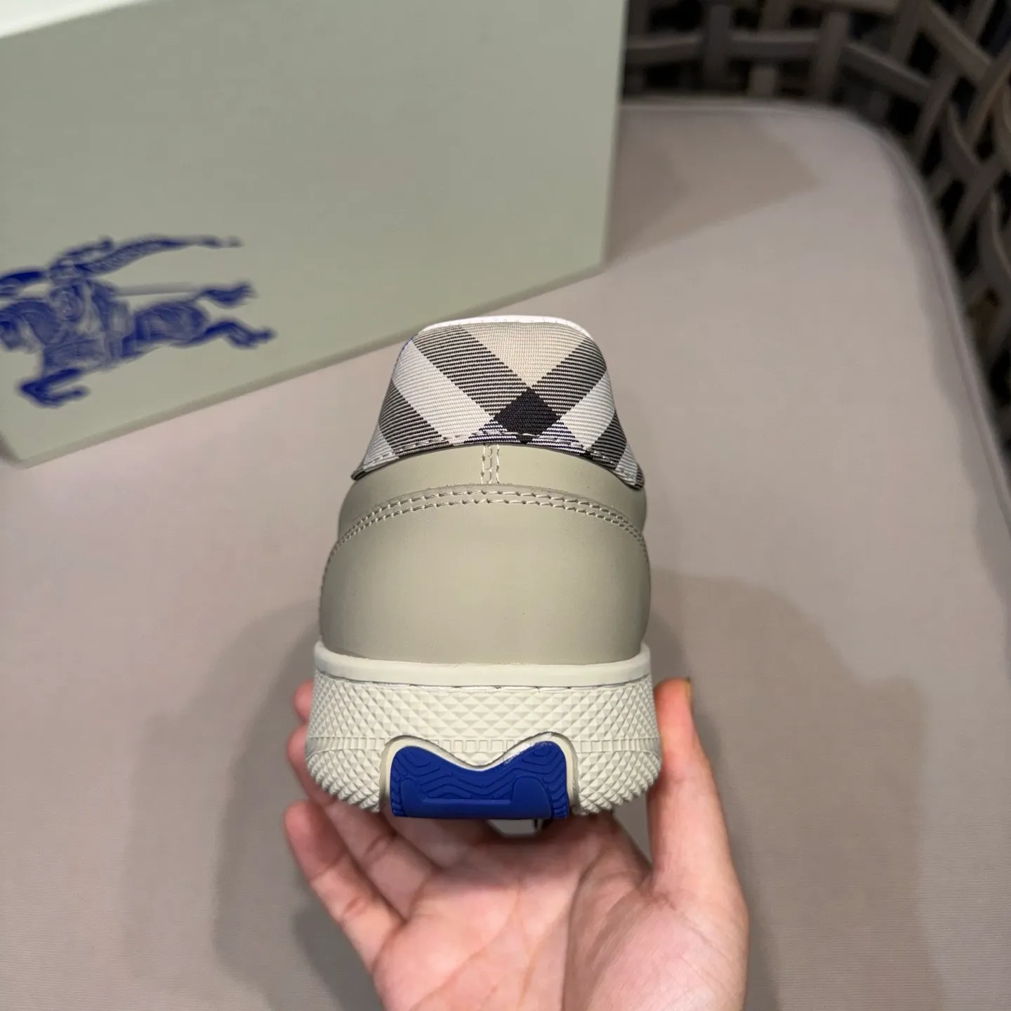 [Burberry] Top P: 680💰Size: 38-44 (45.46 custom-made) Burberry official website synchronized men's classic low-top sneakers | Made of original first-layer cowhide | Decorated with renewed brand logo | First-layer cowhide lining | Heel decorated with Burberry letter embossed logo | Original TPU outsole.